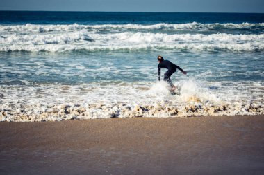 Tel Aviv, İsrail, 11 Ocak 2026 Akdeniz kıyılarının panoramik manzarası. Geniş kumsallar, dalgalar ve deniz kenarındaki gezinti, İsrail sahillerinin doğal güzelliklerini gözler önüne seriyor..