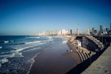 Tel Aviv, İsrail, 11 Ocak 2026 Akdeniz kıyılarının panoramik manzarası. Geniş kumsallar, dalgalar ve deniz kenarındaki gezinti, İsrail sahillerinin doğal güzelliklerini gözler önüne seriyor..