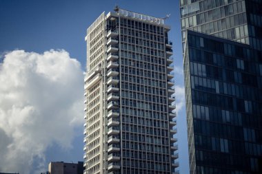 Tel Aviv, İsrail, 13 Ocak 2026 Bir binanın dış cephesinin ayrıntıları, Şehrin eşsiz mimari mirasını gösteriyor. Tarihi Bauhaus 'tan modern konut tasarımlarına kadar uzanan bu yapılar.