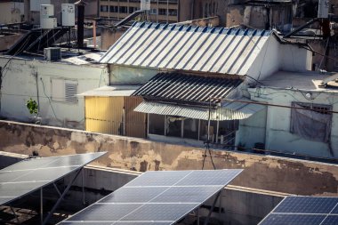 Tel Aviv, İsrail, 13 Ocak 2026 Bir binanın dış cephesinin ayrıntıları, Şehrin eşsiz mimari mirasını gösteriyor. Tarihi Bauhaus 'tan modern konut tasarımlarına kadar uzanan bu yapılar.