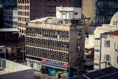 Tel Aviv, İsrail, 13 Ocak 2026 Bir binanın dış cephesinin ayrıntıları, Şehrin eşsiz mimari mirasını gösteriyor. Tarihi Bauhaus 'tan modern konut tasarımlarına kadar uzanan bu yapılar.