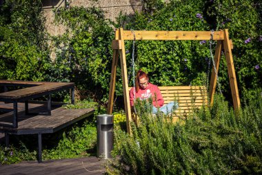 Tel Aviv, İsrail, 13 Ocak 2026 Bir binanın dış cephesinin ayrıntıları, Şehrin eşsiz mimari mirasını gösteriyor. Tarihi Bauhaus 'tan modern konut tasarımlarına kadar uzanan bu yapılar.