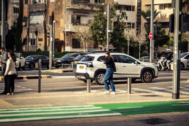 Tel Aviv, İsrail, 13 Ocak 2026 Tel Aviv sokak görüşü, devam eden bölgesel çatışmaların arka planına karşı modern mimari ve şehir hayatının eşsiz bir karışımını ortaya koyuyor..