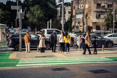 Tel Aviv, İsrail, 13 Ocak 2026 Tel Aviv sokak görüşü, devam eden bölgesel çatışmaların arka planına karşı modern mimari ve şehir hayatının eşsiz bir karışımını ortaya koyuyor..