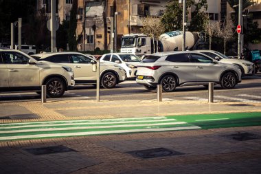 Tel Aviv, İsrail, 13 Ocak 2026 Tel Aviv sokak görüşü, devam eden bölgesel çatışmaların arka planına karşı modern mimari ve şehir hayatının eşsiz bir karışımını ortaya koyuyor..