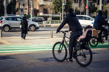 Tel Aviv, İsrail, 13 Ocak 2026 Tel Aviv sokak görüşü, devam eden bölgesel çatışmaların arka planına karşı modern mimari ve şehir hayatının eşsiz bir karışımını ortaya koyuyor..