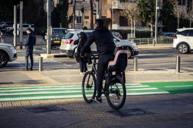 Tel Aviv, İsrail, 13 Ocak 2026 Tel Aviv sokak görüşü, devam eden bölgesel çatışmaların arka planına karşı modern mimari ve şehir hayatının eşsiz bir karışımını ortaya koyuyor..