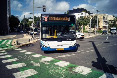 Tel Aviv, İsrail, 13 Ocak 2026 Tel Aviv sokak görüşü, devam eden bölgesel çatışmaların arka planına karşı modern mimari ve şehir hayatının eşsiz bir karışımını ortaya koyuyor..