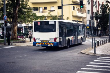 Tel Aviv, İsrail, 13 Ocak 2026 Tel Aviv sokak görüşü, devam eden bölgesel çatışmaların arka planına karşı modern mimari ve şehir hayatının eşsiz bir karışımını ortaya koyuyor..