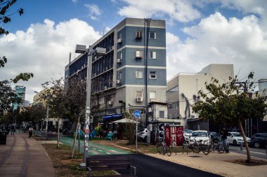 Tel Aviv, İsrail, 13 Ocak 2026 Tel Aviv sokak görüşü, devam eden bölgesel çatışmaların arka planına karşı modern mimari ve şehir hayatının eşsiz bir karışımını ortaya koyuyor..