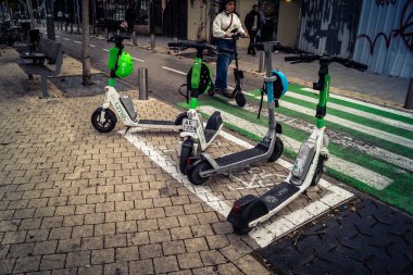 Tel Aviv, İsrail, 13 Ocak 2026 Tel Aviv sokak görüşü, devam eden bölgesel çatışmaların arka planına karşı modern mimari ve şehir hayatının eşsiz bir karışımını ortaya koyuyor..