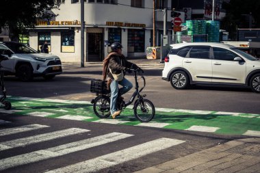 Tel Aviv, İsrail, 13 Ocak 2026 Tel Aviv sokak görüşü, devam eden bölgesel çatışmaların arka planına karşı modern mimari ve şehir hayatının eşsiz bir karışımını ortaya koyuyor..