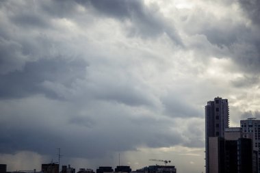 Tel Aviv, İsrail, 13 Ocak 2026 Bir binanın dış cephesinin ayrıntıları, Şehrin eşsiz mimari mirasını gösteriyor. Tarihi Bauhaus 'tan modern konut tasarımlarına kadar uzanan bu yapılar.