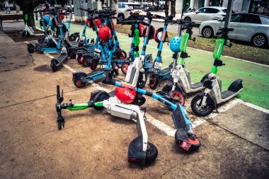 Tel Aviv, İsrail, 14 Ocak 2026 Rothschild Bulvarı boyunca elektrikli scooterlar park etti. Tel Aviv 'de ağaçlarla kaplı, canlı bir merkez cadde. Modern şehir yaşam tarzını yansıtıyor..