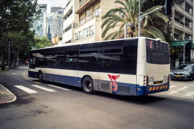 Tel Aviv, İsrail, 14 Ocak 2026 Autobus Rothschild Bulvarı boyunca hareketli, ağaçlarla çevrili bir merkez caddede ilerler. Şehir hareketliliğini ve akışını koruyan modern şehir yaşam tarzını yansıtır..