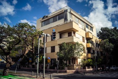 Tel Aviv, İsrail, 14 Ocak 2026 Tel Aviv 'deki Rothschild Bulvarı' nın canlı, ağaçlarla kaplı merkezi caddesi şehrin modern şehir yaşam tarzını yansıtıyor..