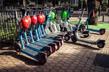 Tel Aviv, İsrail, 14 Ocak 2026 Rothschild Bulvarı boyunca elektrikli scooterlar park etti. Tel Aviv 'de ağaçlarla kaplı, canlı bir merkez cadde. Modern şehir yaşam tarzını yansıtıyor..