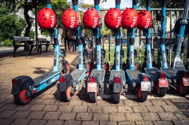 Tel Aviv, İsrail, 14 Ocak 2026 Rothschild Bulvarı boyunca elektrikli scooterlar park etti. Tel Aviv 'de ağaçlarla kaplı, canlı bir merkez cadde. Modern şehir yaşam tarzını yansıtıyor..