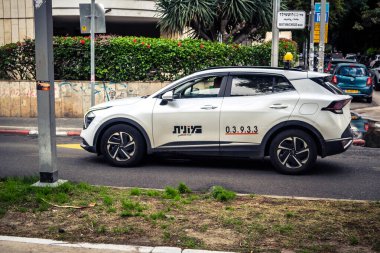 Tel Aviv, İsrail, 14 Ocak 2026 Taksiler Rothschild Bulvarı boyunca hareketli, ağaçlarla kaplı bir merkez caddede ilerliyorlar. Şehir hareketliliğini ve akışını sürdüren modern şehir yaşam tarzını yansıtıyorlar..