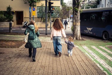 Tel Aviv, İsrail, 14 Ocak 2026. Tel Aviv 'deki Rothschild Bulvarı' ndaki insanlar, şehrin modern kentsel yaşam tarzını yansıtan canlı, ağaçlarla kaplı bir merkez cadde..