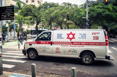 Tel Aviv, İsrail, 14 Ocak 2026 Magen David Adom (MDA) ambulansı Tel Aviv, İsrail sokaklarında acil durum ışıklarıyla yol alıyor. Kentsel acil servis sahnesi.
