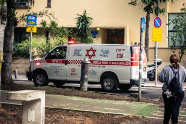 Tel Aviv, İsrail, 14 Ocak 2026 Magen David Adom (MDA) ambulansı Tel Aviv, İsrail sokaklarında acil durum ışıklarıyla yol alıyor. Kentsel acil servis sahnesi.