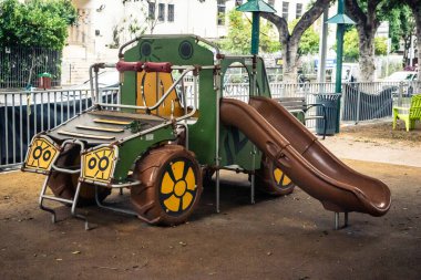 Tel Aviv, İsrail, 14 Ocak 2026 Tel Aviv 'deki Rothschild Bulvarı' nın canlı, ağaçlarla kaplı merkezi caddesi şehrin modern şehir yaşam tarzını yansıtıyor..