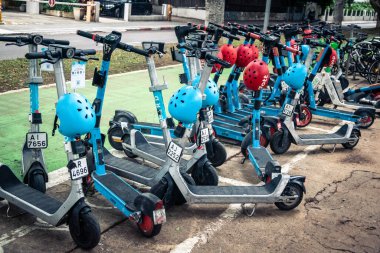 Tel Aviv, İsrail, 14 Ocak 2026 Rothschild Bulvarı boyunca elektrikli scooterlar park etti. Tel Aviv 'de ağaçlarla kaplı, canlı bir merkez cadde. Modern şehir yaşam tarzını yansıtıyor..