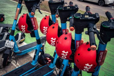 Tel Aviv, İsrail, 14 Ocak 2026 Rothschild Bulvarı boyunca elektrikli scooterlar park etti. Tel Aviv 'de ağaçlarla kaplı, canlı bir merkez cadde. Modern şehir yaşam tarzını yansıtıyor..