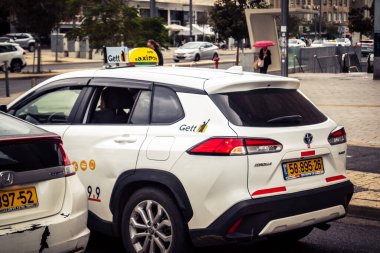 Tel Aviv, İsrail, 14 Ocak 2026 Taksiler Rothschild Bulvarı boyunca hareketli, ağaçlarla kaplı bir merkez caddede ilerliyorlar. Şehir hareketliliğini ve akışını sürdüren modern şehir yaşam tarzını yansıtıyorlar..