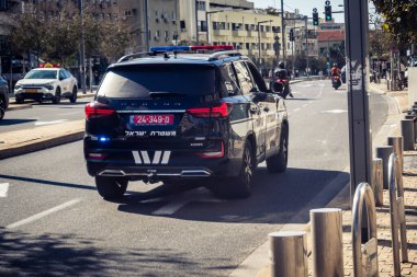Tel Aviv, İsrail, 16 Ocak 2026 İsrail polis arabası Tel Aviv sokaklarında devriye geziyor..