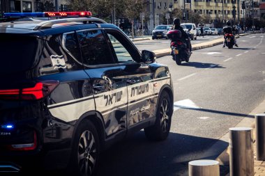 Tel Aviv, İsrail, 16 Ocak 2026 İsrail polis arabası Tel Aviv sokaklarında devriye geziyor..
