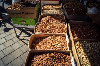 Tel Aviv, İsrail, 16 Ocak 2026 ünlü Levinsky Pazarı 'nın kalbinde canlı bir günlük sahne. İran baharatları, kurutulmuş meyveler ve yerel spesiyalitelerle dolu renkli tezgahlar..