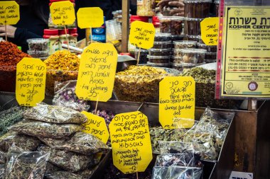 Tel Aviv, İsrail, 16 Ocak 2026 ünlü Levinsky Pazarı 'nın kalbinde canlı bir günlük sahne. İran baharatları, kurutulmuş meyveler ve yerel spesiyalitelerle dolu renkli tezgahlar..