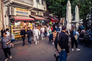 Tel Aviv, İsrail, 16 Ocak 2026 Ünlü Levinsky Pazarı 'nın merkezinde canlı bir günlük sahne. İran baharatları, kurutulmuş meyveler ve yerel spesiyalitelerle dolu renkli tezgahlar..