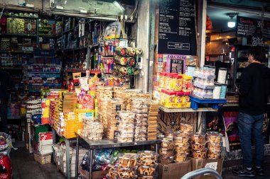 Tel Aviv, İsrail, 16 Ocak 2026 ünlü Levinsky Pazarı 'nın kalbinde canlı bir günlük sahne. İran baharatları, kurutulmuş meyveler ve yerel spesiyalitelerle dolu renkli tezgahlar..