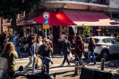 Tel Aviv, İsrail, 16 Ocak 2026 Ünlü Levinsky Pazarı 'nın merkezinde canlı bir günlük sahne. İran baharatları, kurutulmuş meyveler ve yerel spesiyalitelerle dolu renkli tezgahlar..