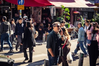 Tel Aviv, İsrail, 16 Ocak 2026 Ünlü Levinsky Pazarı 'nın merkezinde canlı bir günlük sahne. İran baharatları, kurutulmuş meyveler ve yerel spesiyalitelerle dolu renkli tezgahlar..