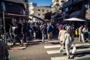 Tel Aviv, İsrail, 16 Ocak 2026 Ünlü Levinsky Pazarı 'nın merkezinde canlı bir günlük sahne. İran baharatları, kurutulmuş meyveler ve yerel spesiyalitelerle dolu renkli tezgahlar..