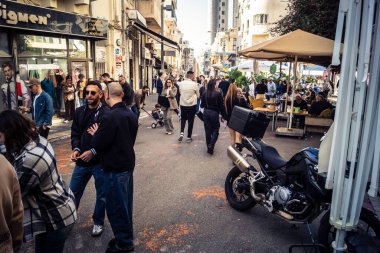 Tel Aviv, İsrail, 16 Ocak 2026 Ünlü Levinsky Pazarı 'nın merkezinde canlı bir günlük sahne. İran baharatları, kurutulmuş meyveler ve yerel spesiyalitelerle dolu renkli tezgahlar..