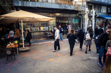 Tel Aviv, İsrail, 16 Ocak 2026 Ünlü Levinsky Pazarı 'nın merkezinde canlı bir günlük sahne. İran baharatları, kurutulmuş meyveler ve yerel spesiyalitelerle dolu renkli tezgahlar..