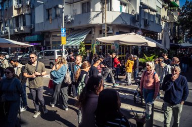 Tel Aviv, İsrail, 16 Ocak 2026 Ünlü Levinsky Pazarı 'nın merkezinde canlı bir günlük sahne. İran baharatları, kurutulmuş meyveler ve yerel spesiyalitelerle dolu renkli tezgahlar..