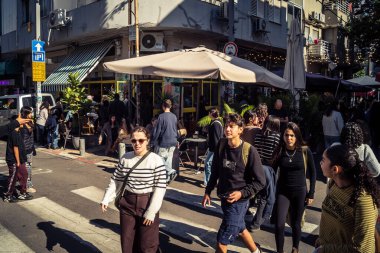 Tel Aviv, İsrail, 16 Ocak 2026 Ünlü Levinsky Pazarı 'nın merkezinde canlı bir günlük sahne. İran baharatları, kurutulmuş meyveler ve yerel spesiyalitelerle dolu renkli tezgahlar..