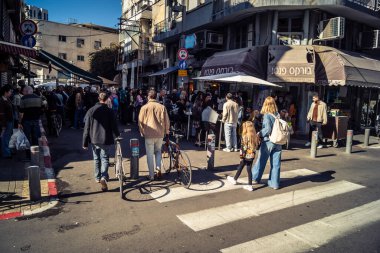 Tel Aviv, İsrail, 16 Ocak 2026 Ünlü Levinsky Pazarı 'nın merkezinde canlı bir günlük sahne. İran baharatları, kurutulmuş meyveler ve yerel spesiyalitelerle dolu renkli tezgahlar..
