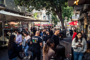 Tel Aviv, İsrail, 16 Ocak 2026 Ünlü Levinsky Pazarı 'nın merkezinde canlı bir günlük sahne. İran baharatları, kurutulmuş meyveler ve yerel spesiyalitelerle dolu renkli tezgahlar..