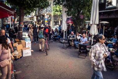 Tel Aviv, İsrail, 16 Ocak 2026 Ünlü Levinsky Pazarı 'nın merkezinde canlı bir günlük sahne. İran baharatları, kurutulmuş meyveler ve yerel spesiyalitelerle dolu renkli tezgahlar..