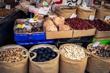 Tel Aviv, İsrail, 16 Ocak 2026 ünlü Levinsky Pazarı 'nın kalbinde canlı bir günlük sahne. İran baharatları, kurutulmuş meyveler ve yerel spesiyalitelerle dolu renkli tezgahlar..