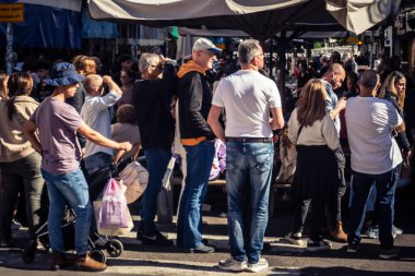 Tel Aviv, İsrail, 16 Ocak 2026 Ünlü Levinsky Pazarı 'nın merkezinde canlı bir günlük sahne. İran baharatları, kurutulmuş meyveler ve yerel spesiyalitelerle dolu renkli tezgahlar..