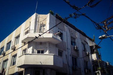 Tel Aviv, İsrail, 16 Ocak 2026 Bina cephesi, şehrin eşsiz mimari mirasını gösteriyor. Tarihi Bauhaus 'tan modern konut tasarımlarına kadar uzanan bu yapılar.