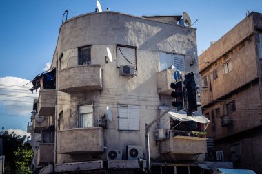 Tel Aviv, İsrail, 16 Ocak 2026 Bina cephesi, şehrin eşsiz mimari mirasını gösteriyor. Tarihi Bauhaus 'tan modern konut tasarımlarına kadar uzanan bu yapılar.